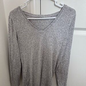 Athleta Heather Light Gray V-Neck Long Sleeve Tee